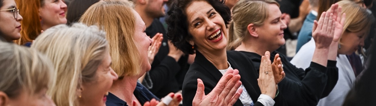 Das fröhliche, klatschende Publikum bei der Verleihung vom Preis der Leipziger Buchmesse 2024 Das fröhliche, klatschende Publikum bei der Verleihung vom Preis der Leipziger Buchmesse 2024