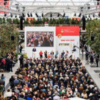 Verleihung vom Preis der Leipziger Buchmesse 2024 in der Glashalle der Leipziger Messe mit vollbesetztem Publikum und Jury auf der Bühne