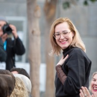 Die erfreute Gewinnerin Barbi Marković auf dem Weg zur Bühne bei der Verleihung vom Preis der Leipziger Buchmesse 2024