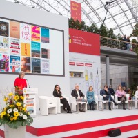 Blick auf die Bühne mit der Jury bei der Verleihung vom Preis der Leipziger Buchmesse 2024 in der Glashalle der Leipziger Messe
