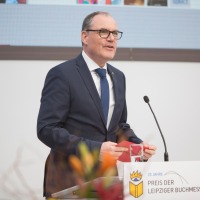 Messechef Martin Buhl-Wagner bei seiner Rede am Rednerpult bei der Verleihung vom Preis der Leipziger Buchmesse 2024