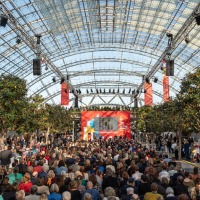 Verleihung vom Preis der Leipziger Buchmesse 2025 in der Glashalle der Leipziger Messe mit vollbesetztem Publikum und Jury auf der Bühne Verleihung vom Preis der Leipziger Buchmesse 2025 in der Glashalle der Leipziger Messe mit vollbesetztem Publikum und Jury auf der Bühne