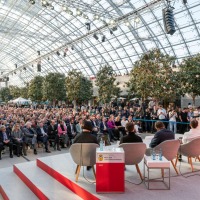 Verleihung vom Preis der Leipziger Buchmesse 2025 in der Glashalle der Leipziger Messe mit vollbesetztem Publikum und Jury auf der Bühne Verleihung vom Preis der Leipziger Buchmesse 2025 in der Glashalle der Leipziger Messe mit vollbesetztem Publikum und Jury auf der Bühne