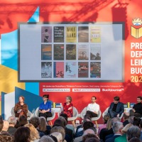 Verleihung vom Preis der Leipziger Buchmesse 2025 in der Glashalle der Leipziger Messe mit vollbesetztem Publikum und Jury auf der Bühne Verleihung vom Preis der Leipziger Buchmesse 2025 in der Glashalle der Leipziger Messe mit vollbesetztem Publikum und Jury auf der Bühne