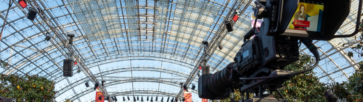 Verleihung vom Preis der Leipziger Buchmesse 2025 in der Glashalle der Leipziger Messe mit vollbesetztem Publikum und Jury auf der Bühne Verleihung vom Preis der Leipziger Buchmesse 2025 in der Glashalle der Leipziger Messe mit vollbesetztem Publikum und Jury auf der Bühne