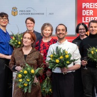 Die Jury: (hinten v.l.n.r.): Zita Bereuter, David Hugendick, Cornelia Geißler, Judith von Sternburg / (vorne v.l.n.r.) Dr. Katrin Schumacher (Juryvorsitz), Kais Harrabi, Thomas Hummitzsch Die Jury: (hinten v.l.n.r.): Zita Bereuter, David Hugendick, Cornelia Geißler, Judith von Sternburg / (vorne v.l.n.r.) Dr. Katrin Schumacher (Juryvorsitz), Kais Harrabi, Thomas Hummitzsch