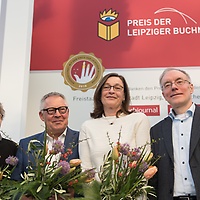 Die 4 Gewinner:innen im Gruppenfoto bei der Verleihung vom Preis der Leipziger Buchmesse 2018