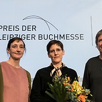 Die 3 Gewinner:innen im Gruppenfoto bei der Verleihung vom Preis der Leipziger Buchmesse 2019