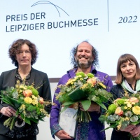 Die 3 Gewinner:innen im Gruppenfoto bei der Verleihung vom Preis der Leipziger Buchmesse 2022